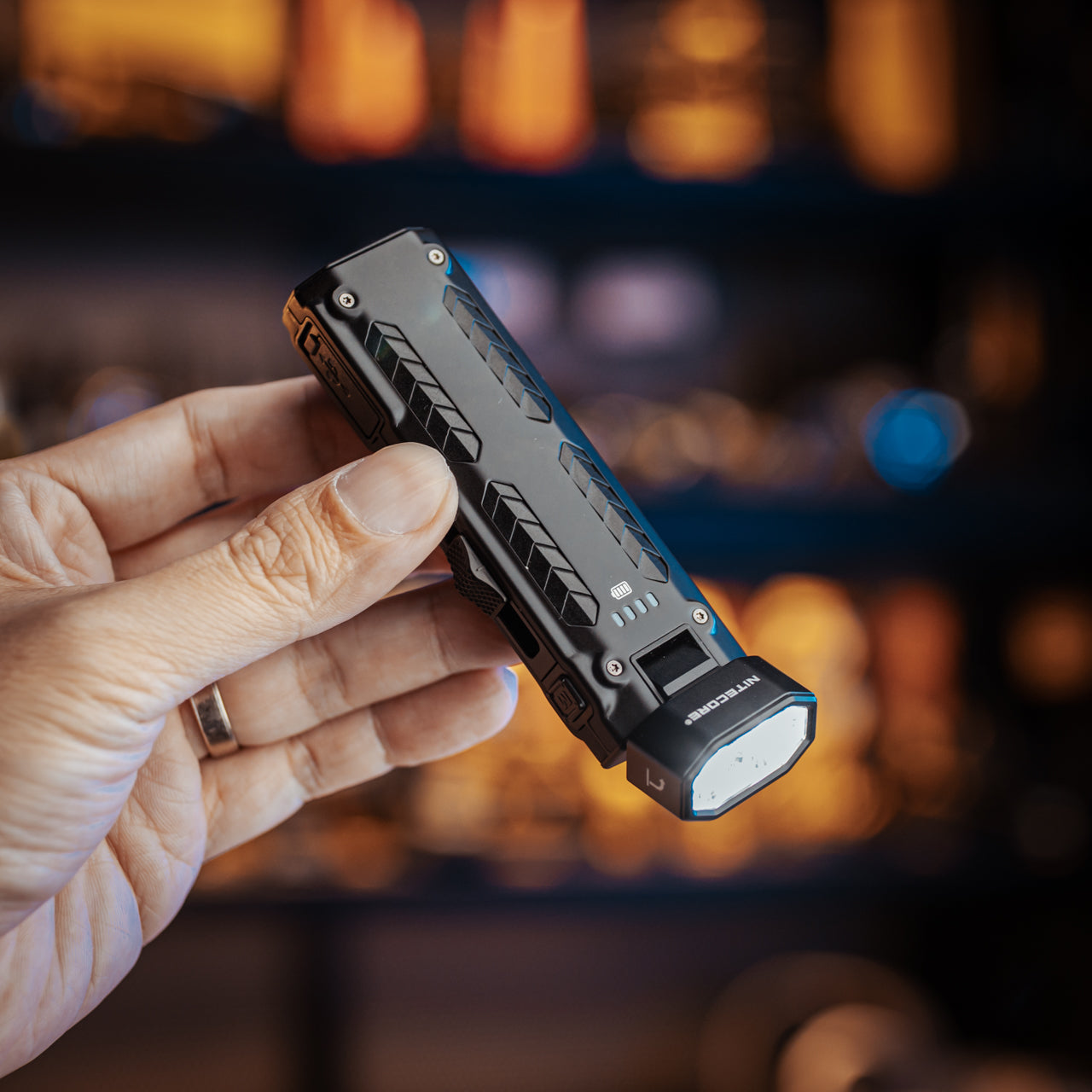 EDC09 - 1600 lumens (L-Angle) – Nitecore Singapore