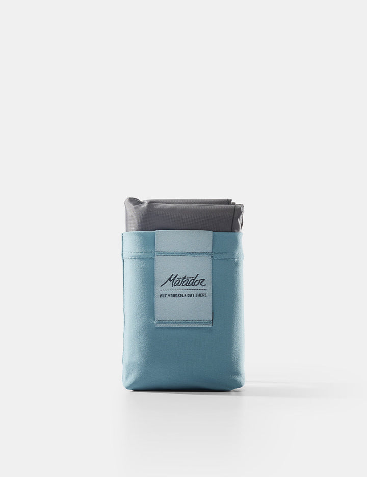 Matador Pocket Blanket™ 4.0 - 160 x 110cm in Blue - blue pocket blanket on white background